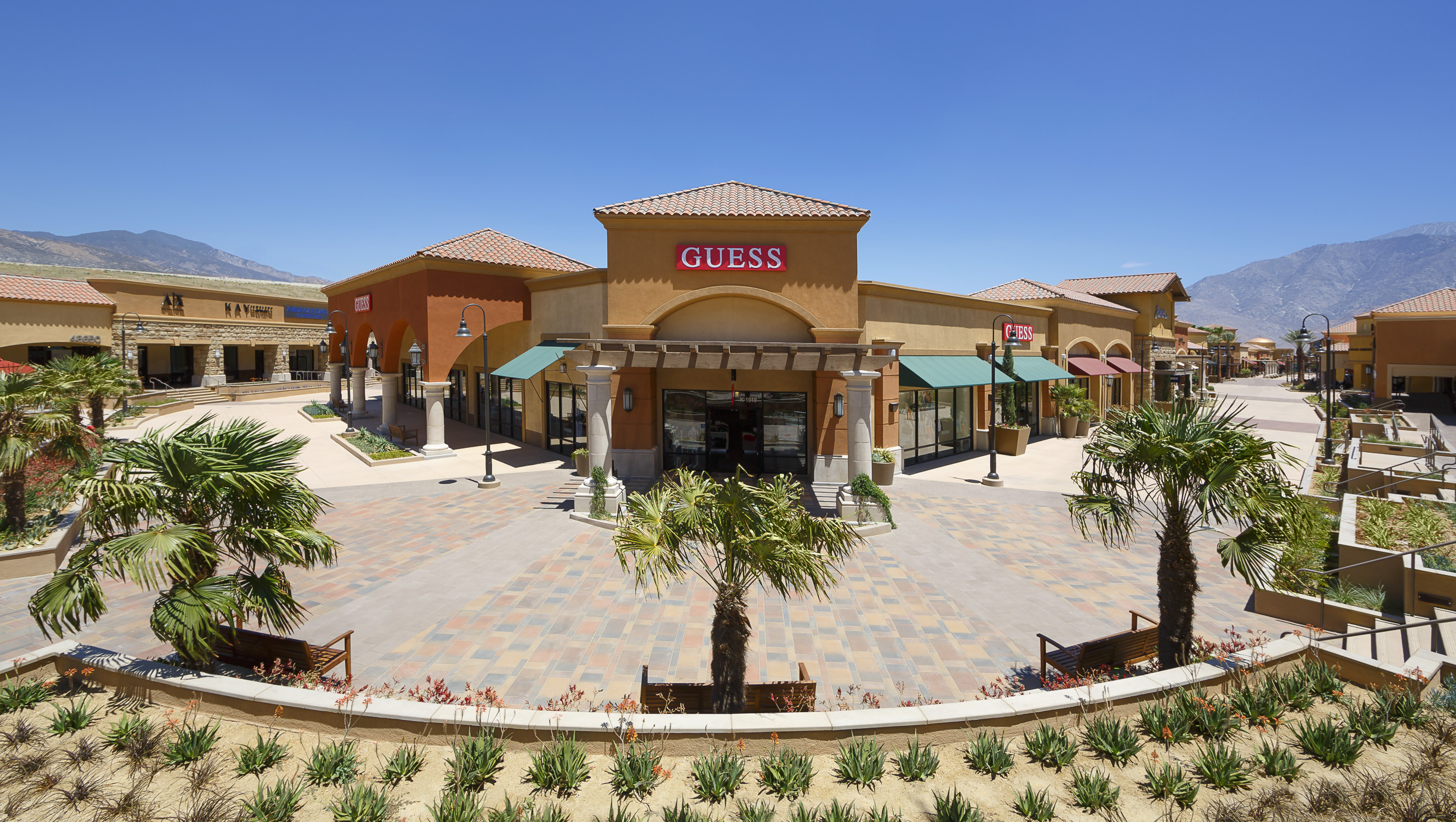 DESERT HILLS OUTLET MALL